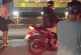 Cá sấu bò, trườn "dạo chơi" trên phố khiến nhiều người hoảng sợ: 17 giây khiến MXH tò mò