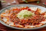 Cứ tưởng thịt luộc chấm mắm tỏi là ngon nhất, cho đến khi rưới thứ nước sốt đỏ cay tê này lên: Thịt ngọt mọng nước, ăn mỏi mồm không ngấy