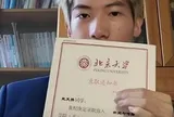 Chàng trai tóc vàng gây sốt vì đỗ Đại học Bắc Kinh dù "chỉ ôn 1 ngày", bị mỉa mai "ra trường đi giao đồ ăn"