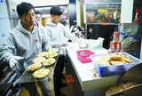 Phát hiện 3 kỹ sư trẻ bỏ việc lương cao, kiếm hơn 39 triệu đồng/ngày nhờ đi bán bánh mì kẹp thịt