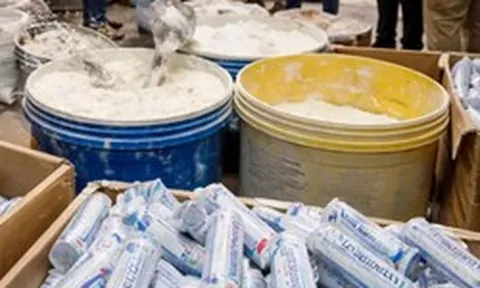 Nhận tin tình báo, công an đột kích một cơ sở sản xuất kem đánh răng Sensodyne giả mạo: Thu giữ 1.800 tuýp đã đóng gói và 130kg kem đang pha chế