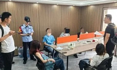 Đột kích một căn hộ khả nghi, cảnh sát phát hiện nhiều thanh niên ngồi thành vòng tròn, chăm chú mở tài khoản ngân hàng