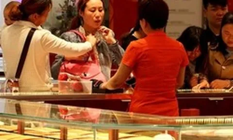 Người phụ nữ chi hơn 930 triệu đồng mua vàng, khách vừa ra khỏi cửa chủ tiệm lập tức báo công an