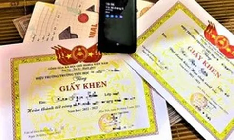 Lời khuyên cho những phụ huynh hay đăng giấy khen, bảng điểm của con lên mạng xã hội