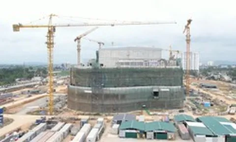 Hàng trăm kỹ sư, công nhân cùng nhiều thiết bị hiện đại tăng tốc triển khai trung tâm thương mại Aeon Mall quy mô lớn nhất Việt Nam, sẽ đi vào hoạt động trong vài tháng nữa