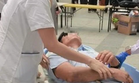 Người đàn ông 45 tuổi 3 năm đột quỵ 2 lần, bác sĩ tức giận: Ngủ kiểu này khác gì "thách thức" mạch máu