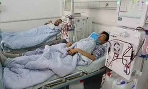 Người đàn ông 28 tuổi bị suy thận, bác sĩ nhắc: "5 việc âm thầm bào mòn thận, nhiều người chủ quan vẫn làm mỗi ngày"
