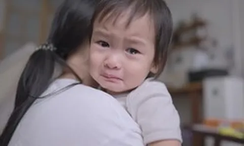 Vì sao có những đứa trẻ lớn lên lạnh nhạt với mẹ dù được chăm sóc hết mực? Câu trả lời khiến nhiều phụ huynh giật mình