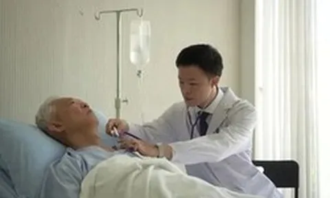 Bệnh gan có thể biểu hiện trên khuôn mặt, làn da? Bác sĩ chỉ rõ 5 dấu hiệu cho thấy sức khỏe gan đang báo động