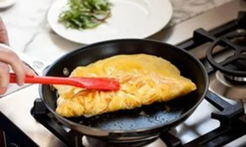 Bác sĩ ung thư cảnh báo người dùng chảo chống dính
