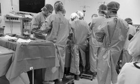 Gần 50 y bác sĩ nghẹn ngào nhìn chàng trai 25 tuổi ra đi sau cuộc vui xem bóng đá