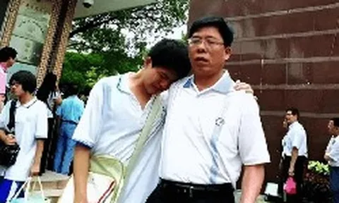 Nam sinh học giỏi được cả làng kỳ vọng, đang du học nước ngoài bỗng "bặt vô âm tín", 14 năm sau gia đình mới phát hiện để đón về